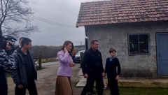 Stojković posetila povratničku porodicu Komatović u Istoku kojoj je Kancelarija za KiM sagradila kuću (FOTO)