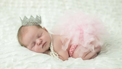 BEBA MILIONERKA Samo što se rodila, a već je vlasnica mini brendiranih tašni od 20.000 evra!