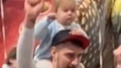 JOKIĆEV SNIMAK SA ĆERKICOM RAZNEŽIO SVE, A TU JE I PORUKA ZA MILOJEVIĆA Nikola stisne pesnicu, isto uradi i Ognjena (VIDEO)