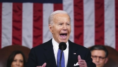 Novinari da prestanu da kradu suvenire iz Bajdenovog aviona