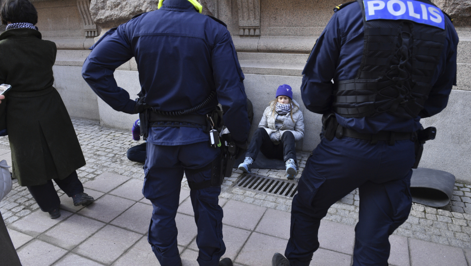 GRETA PONOVO U AKCIJI Policija je odvukla sa ulaza u švedski parlament