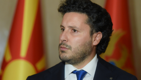 DRITAN POBEGAO SA MEGDANA Bivši premijer izašao iz sale tokom glasanja o Mandiću