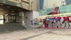 OSKRNAVLJEN MURAL POSVEĆEN ĐINĐIĆU Preko njegovog lika prosuta crvena farba, a ispod je OVA poruka