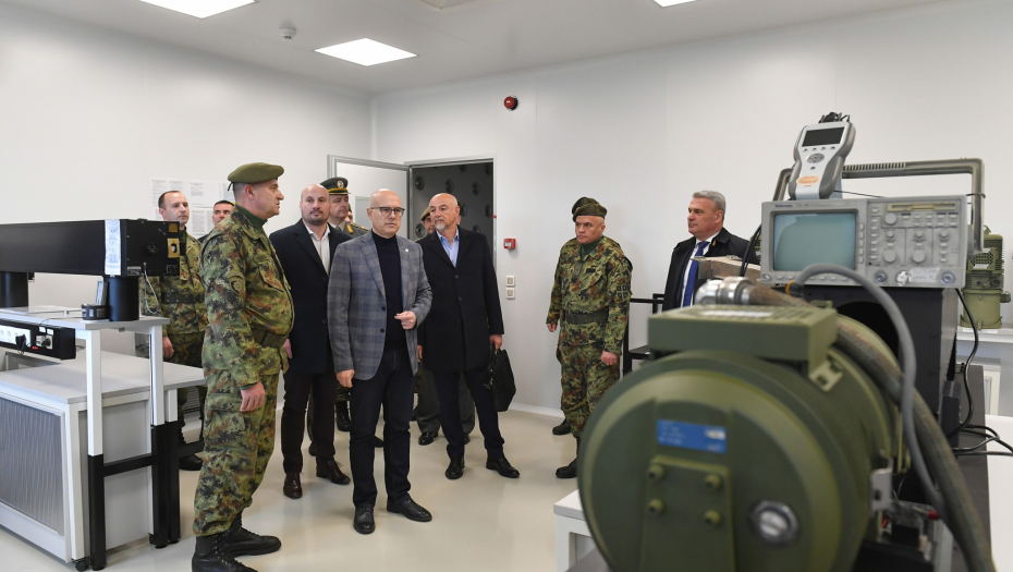 "NASTAVIĆEMO DA ULAŽEMO U RAZVOJ NAŠE VOJSKE" Vučević u Čačku obišao Tehnički remontni zavod