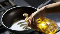 OVO JE NAJZDRAVIJE ULJE ZA PRŽENJE Nije maslinovo, niti kokosovo – Da li znate koje?