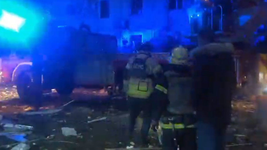 SNAŽNI RAKETNI UDARI, IMA MRTVIH Rusi gađali Krivi Rog, Zelenski se hitno oglasio (VIDEO)