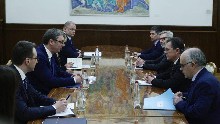 VUČIĆ SA ROKFEJOM Predsednik Srbije razgovara sa francuskim diplomatom (FOTO)