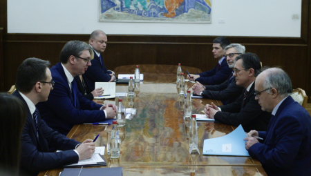 VUČIĆ SA ROKFEJOM Predsednik Srbije razgovara sa francuskim diplomatom (FOTO)