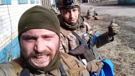 "MARŠIRAĆEMO NA MOSKVU" Legija "Sloboda za Rusiju" objavila novi snimak, prkose granatama i Putinu (VIDEO)