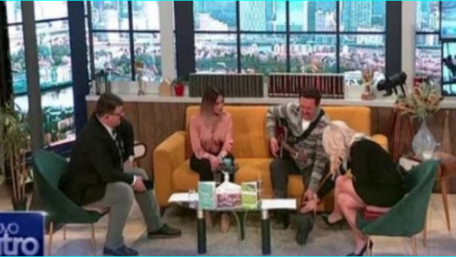 HAOS U JUTARNJEM PROGRAMU Pevača uhvatio grč, voditelji nisu znali kako da odreaguju!
