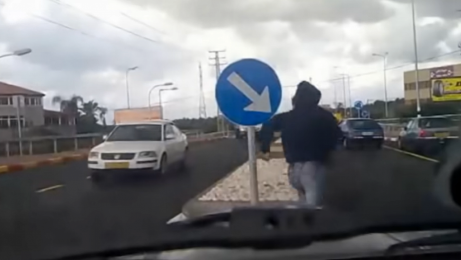 SKAMENIO SE OD STRAHA Uzeo šipku i hteo da se obračuna sa drugim vozačem, ali OVO nije očekivao (VIDEO)