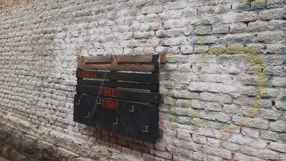 LJUDI ČELIČNOG SRCA NA DVA TOČKA POSTAVILI KUKE DOBROTE Njihov gest na ulasku u Topolu oduševio sugrađane (FOTO)