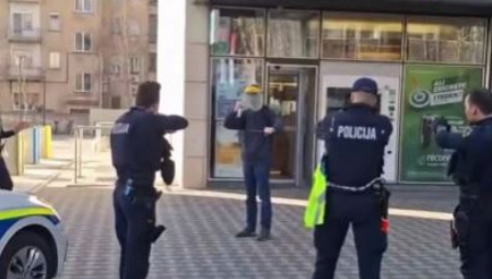 NIJE REAGOVAO NA ELEKTROŠOKER Otkriveno ko je manijak koji je napadao ljude noževima u Ljubljani, ovo mu nije prvi put (VIDEO)