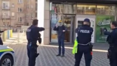 OPŠTI HAOS U CENTRU LJUBLJANE! Sa dva noža napadao prolaznike, policija ga držala na nišanu, on krenuo da ih izbode (VIDEO)