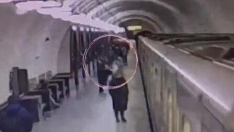 (UZNEMIRUJUĆI VIDEO) Ana predložila raskid, bivši partner je bacio pod voz - novi detalji užasa u moskovskom metrou