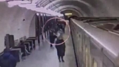 (UZNEMIRUJUĆI VIDEO) Ana predložila raskid, bivši partner je bacio pod voz - novi detalji užasa u moskovskom metrou