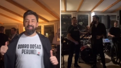 ZAVIRITE NA GALA SLAVLJE OGNJENA AMIDŽIĆA! Voditelju cepaju majicu, latio se i mikrofona