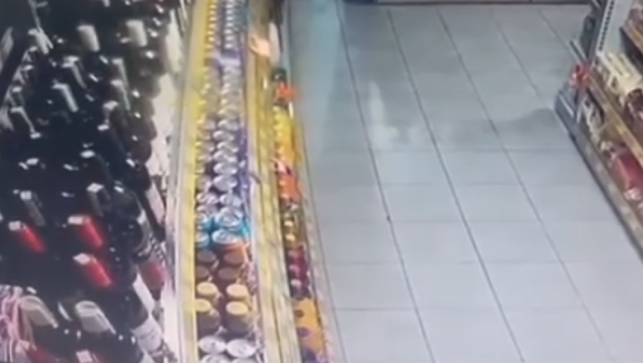 FLAŠE SE TRESU, SVE SE LJULJA Isplivali prvi snimci zemljotresa (VIDEO)