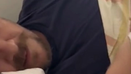 KADA TATA IGOR ZAHRČE, NASTANE HAOS Bebina reakcija je urnebesna, takav zvuk ni dete ne ostavlja ravnodušnim