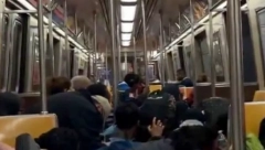 MUŠKARAC UPUCAN U GLAVU U METROU Uplašeni putnici pali na pod i sakrili se (VIDEO)