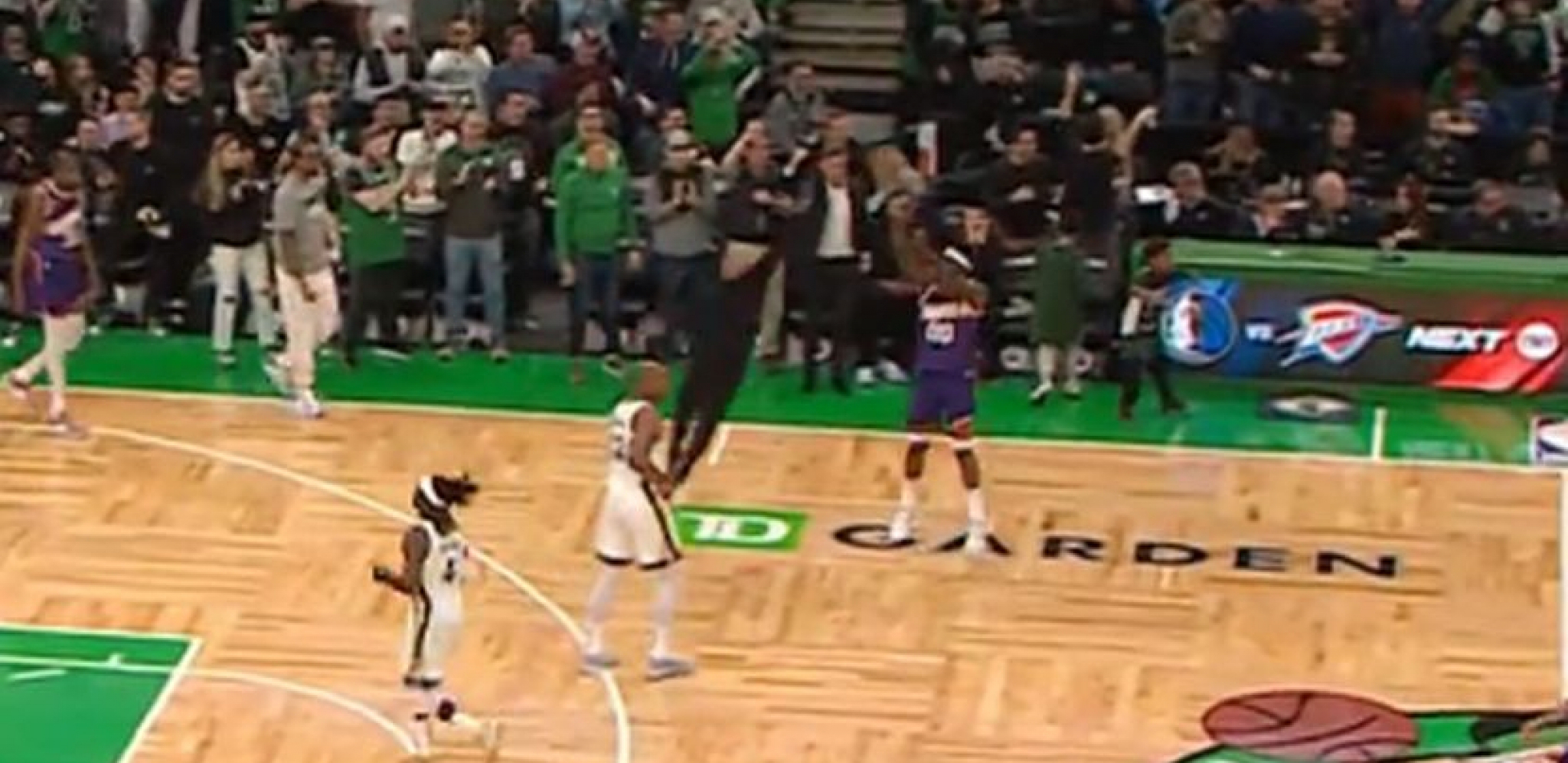 DA LI STE OVO IKADA VIDELI? Hit situacija u NBA ligi - trener pokušao da blokira šut protivnika (VIDEO)