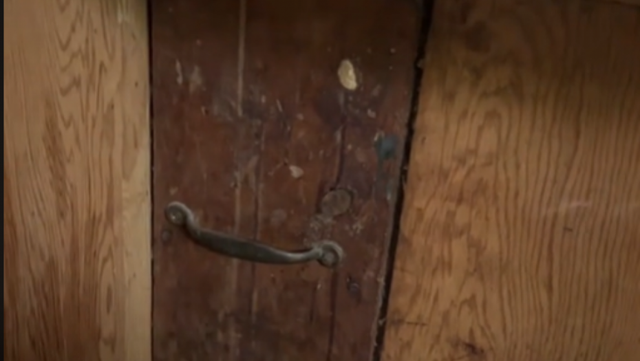 ČOVEK OSTAO U ČUDU U kući našao TAJNU FIOKU, sadržaj ga šokirao (VIDEO)