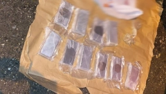 POLICIJA ZAUSTAVILA AUTOMOBIL I PRONAŠLA PET KILOGRAMA HEROINA Lisice na ruke stavljene dvojici muškaraca