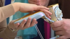 ŽENE IZ PARIZA ODLEPILE ZA CIPELAMA OBUĆARA IZ SOMBORA Koštaju 17.000 evra i utrkuju se koja će pre da ih kupi