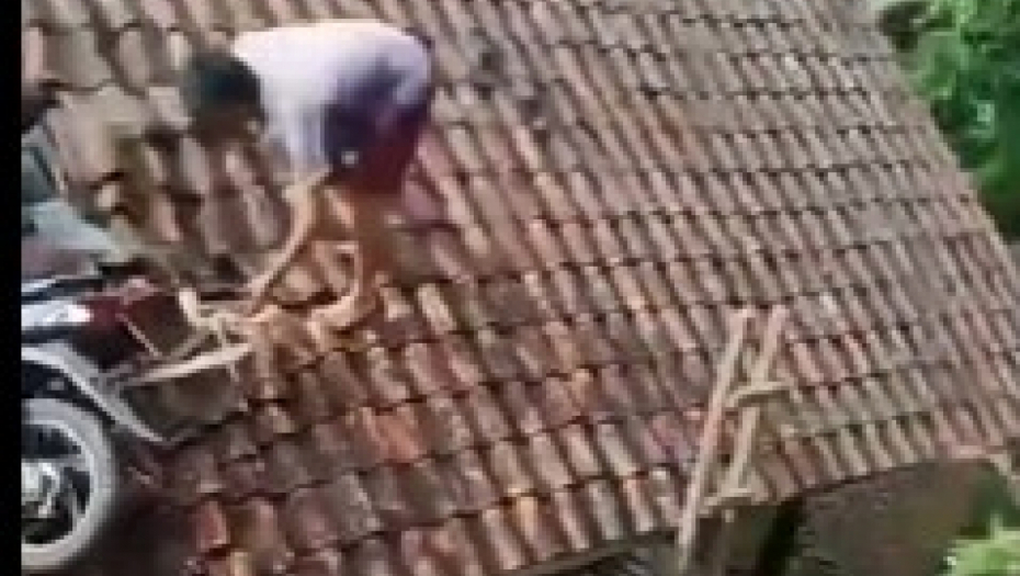 VOŽNJA MOTOROM MOGLA JE DA SE ZAVRŠI TRAGIČNO Niko ne zna kako su uspele ovde da završe! (VIDEO)