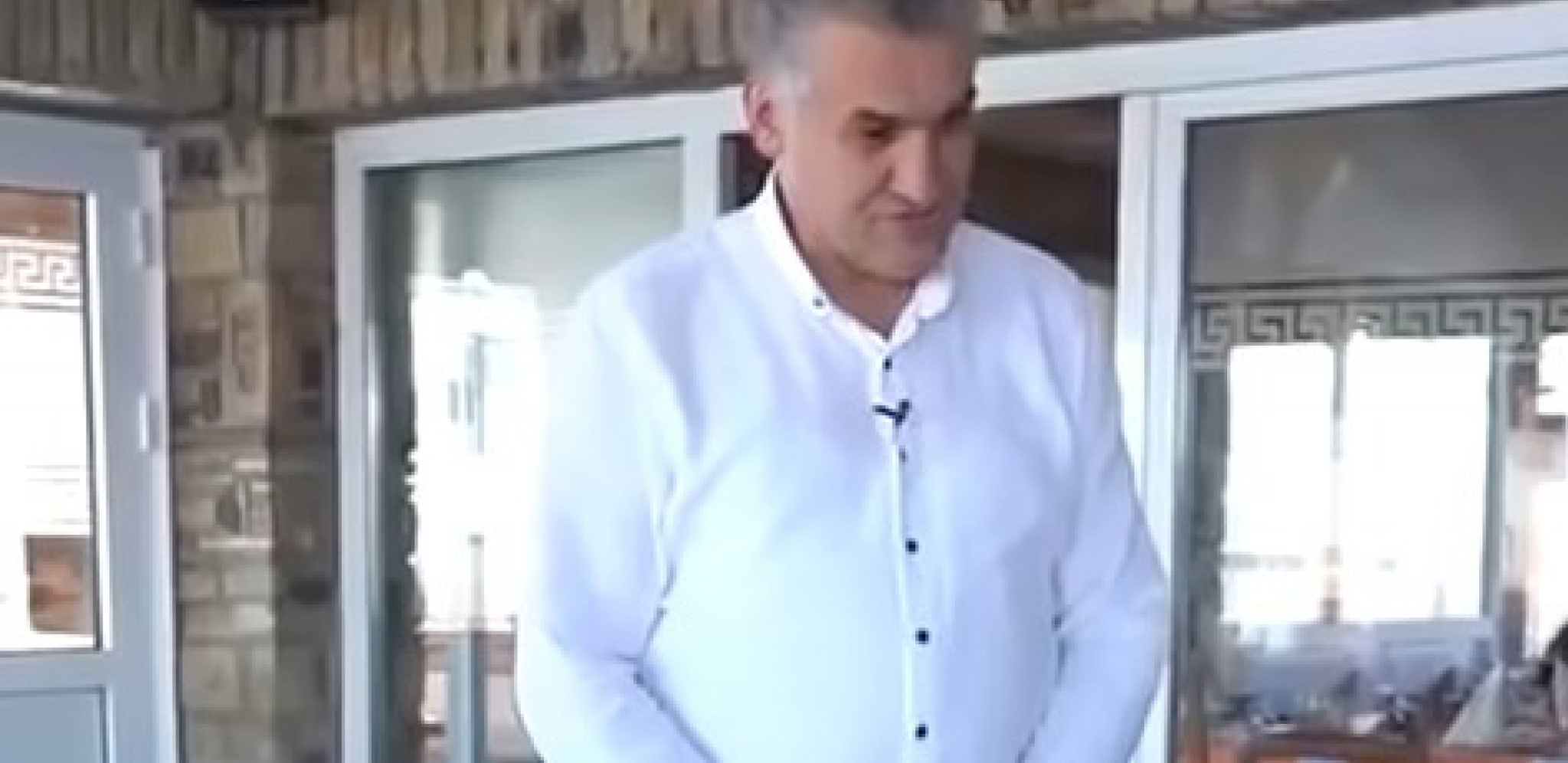 OBRATITE PAŽNJU KAD KONOBAR RADI OVO Jedan suptilan trik vam izbija lovu iz džepa!