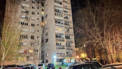 PRVI SNIMAK DRAME U NOVOM SADU Policija pregovara sa ženom, hoće da skoči sa zgrade (VIDEO)