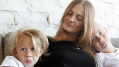 MAMA, ZAŠTO LAŽEŠ? Istraživanje otkriva da majke imaju omiljeno dete, ovih 5 znakova to dokazuje