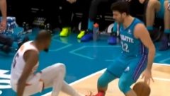 AU, PA DA LI JE OVO MOGUĆE? Micić bacio na parket NBA legendu, cela Amerika u šoku (VIDEO)