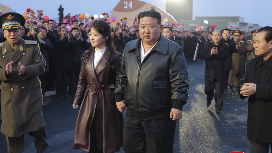 "IMA SPECIJALNE UNKCIJE" Kim seo u automobil koji mu je poklonio Putin, pa ostao bez teksta, oglaasila se njegova sestra