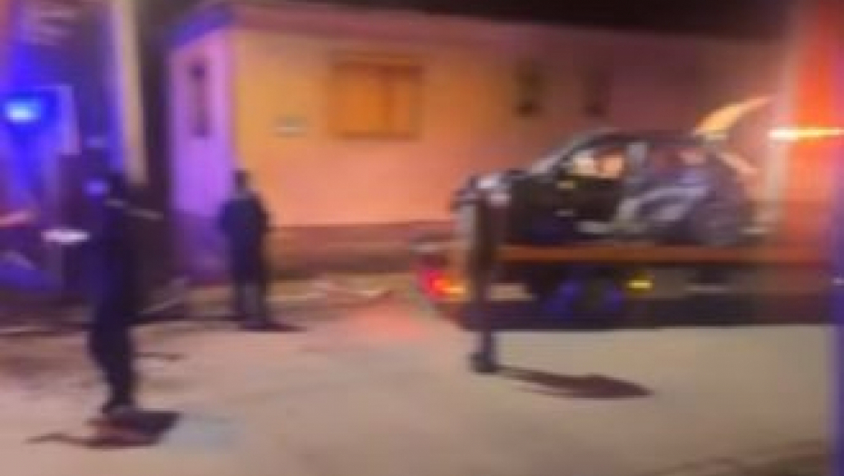 PRVI SNIMCI NESREĆE U GORNJEM MILANOVCU Prednji deo automobila potpuno uništen, otkriven uzrok sudara (VIDEO)