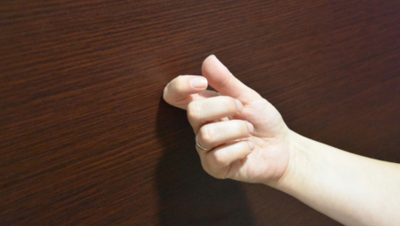 STALNO KUCAMO U DRVO PROTIV NESREĆE Evo šta se krije iza tog običaja