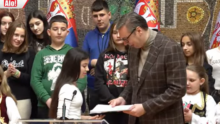 "MI NEMAMO SREĆNO DETINJSTVO, NEDOSTAJE NAM SLOBODA" Anđela sa KiM uručila predsedniku poseban poklon, ovo ga je raznežilo!