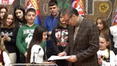 "MI NEMAMO SREĆNO DETINJSTVO, NEDOSTAJE NAM SLOBODA" Anđela sa KiM uručila predsedniku poseban poklon, ovo ga je raznežilo!