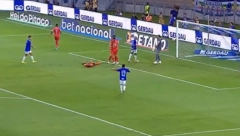 NE, OVO NIJE MOGUĆE Ovakav autogol se NIKADA nije desio, Ronaldo gleda i NE VERUJE (VIDEO)