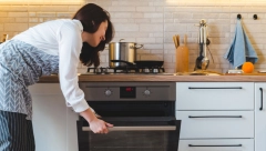 OČISTITE RERNU BEZ RIBANJA Samo stavite ovo unutra i gledajte kako se zakorele fleke tope!