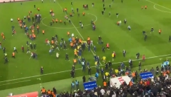 UŽASNE SCENE U TURSKOJ Navijači uleteli na teren i napali Tadića i igrače Fenera (VIDEO)