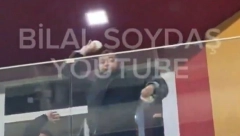 NEZAPAMĆEN SKANDAL Čelnici Fenerbahčea iz lože bacali čaše i tanjire na protivničke navijače (VIDEO)
