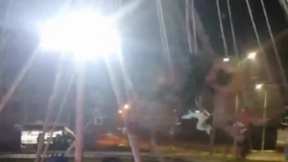 RINGIŠPIL PUN DECE KRENUO DA SE LOMI I PADA Dramatičan snimak iz Lazarevca (VIDEO)