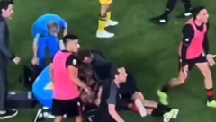 STRAŠNE SCENE Fudbaler (24) se samo srušio na teren i počeo da se trese, svi se hvatali za glavu (VIDEO)