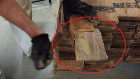 NEVIĐENO! SRBI UGRADILI PAKETE KOKAINA U DASKE Policija morala da upotrebi mašine - pogledajte neverovatan snimak! (VIDEO)