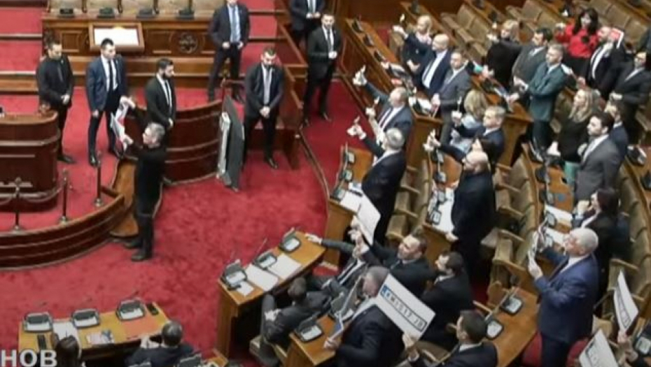 ŠOKANTNI SNIMCI IZ SKUPŠTINE Narod ih već prozvao  toalet-opozicijom