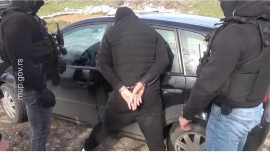 UHAPŠENI DILERI IZ KRAGUJEVCA! 5 kg heroina sa paracetamolom i kofeinom sakrili iza tablice golfa (FOTO)