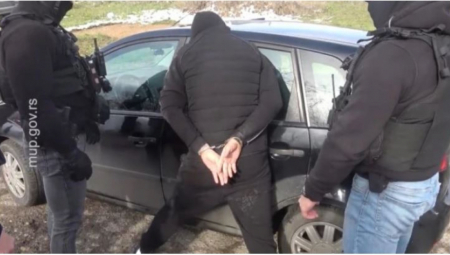 UHAPŠENI DILERI IZ KRAGUJEVCA! 5 kg heroina sa paracetamolom i kofeinom sakrili iza tablice golfa (FOTO)