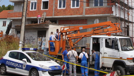 STRAŠNA NESREĆA U ZEMUNU Radnik pao sa visine, bez svesti prebačen na VMA
