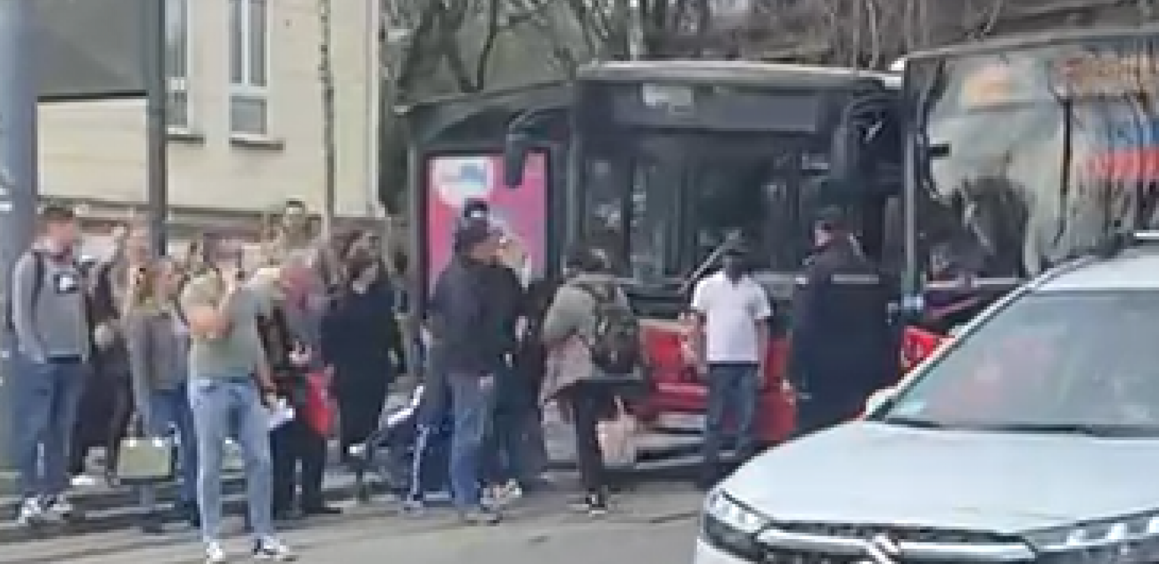 SNIMAK SA LICA MESTA KOD AUTOKOMANDE Ovo je autobus kojem je otpao točak i teško povredio ženu (VIDEO)